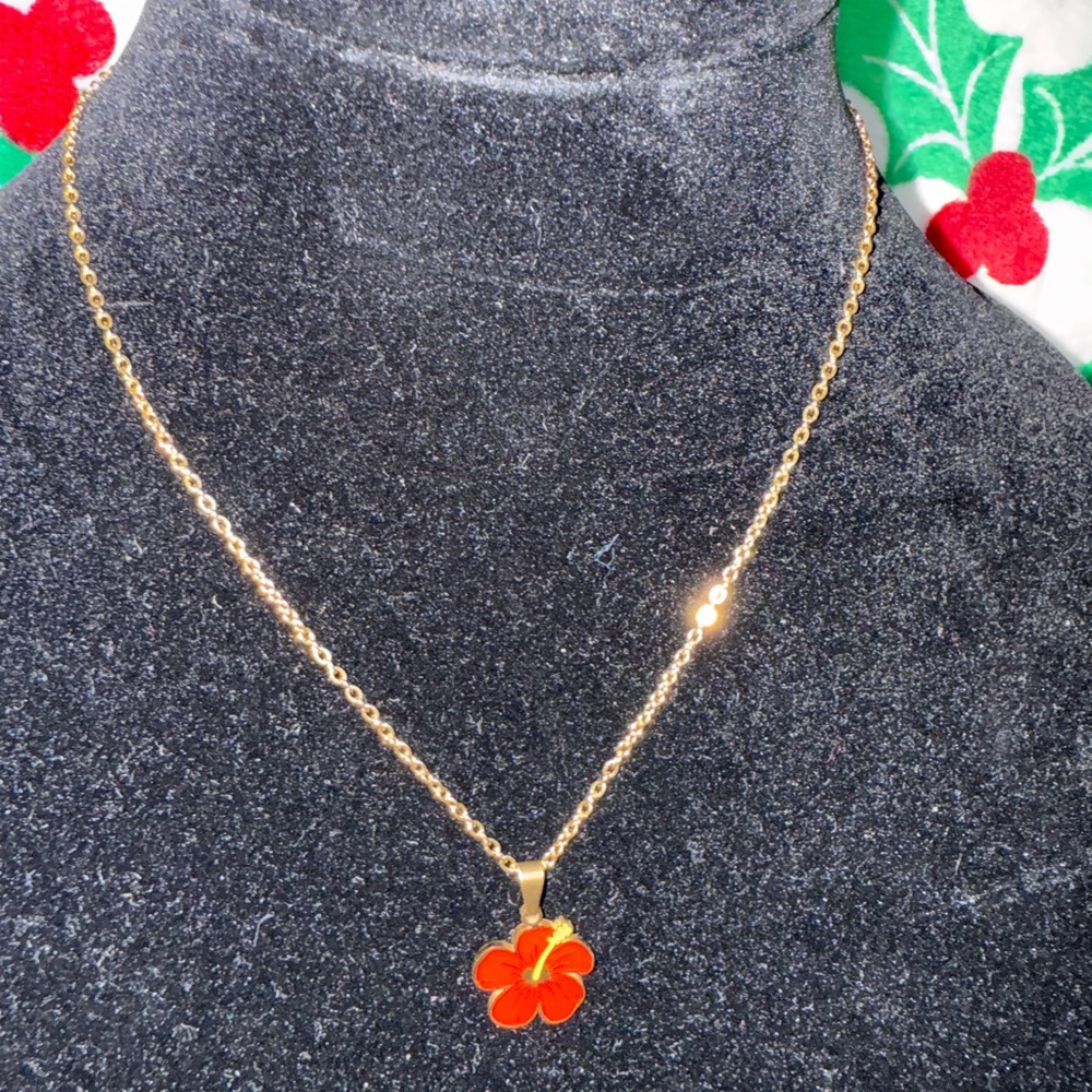 Chic Gold Necklace with Red Flower Pendant